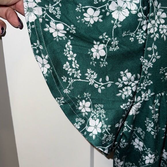 Elegant Green and White Blouse with Subtle Floral Design - Picture 3 of 6